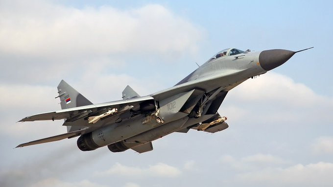 Vừa qua phía Nga đã bàn giao tổng cộng khoảng từ 6 đến 10 máy bay chiến đấu MiG-29 cho quân đội Syria; đây là số máy bay chiến đấu MiG-29 đã qua sử dụng, hoặc là số MiG-29 sản xuất dưới thời Liên Xô, được đưa vào dự trữ; nhưng giới quân sự nghi ngờ chất lượng của những máy bay này. Ảnh: Tiêm kích MiG-29 của Syria - Nguồn: BQP Syria.