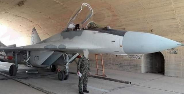 Nga luôn là nhà cung cấp vũ khí chính của Syria, và quân đội Syria gần như hoàn toàn trang bị vũ khí của Nga. Hiện tại, Nga vẫn đang cố gắng tăng cường khả năng chiến đấu của quân đội Syria, bằng cách viện trợ các loại vũ khí; chiếm phần lớn là số vũ khí ở dạng niêm cất, dự trữ hoặc loại biên. Ảnh: Tiêm kích MiG-29 của Syria - Nguồn: BQP Syria.