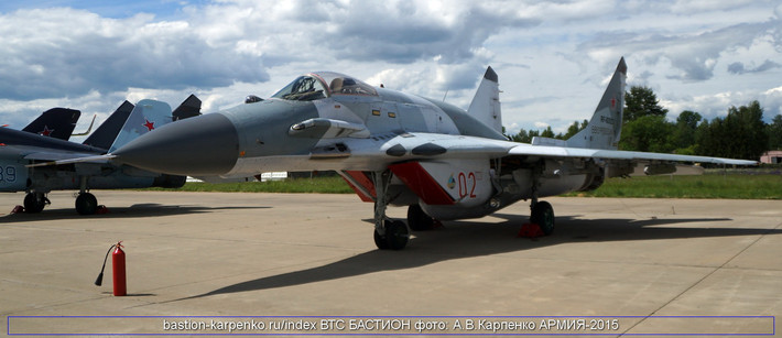 Ở phiên bản nâng cấp MiG-29SMT, máy bay được trang bị hệ thống điều khiển fly-by-wire, radar trên không mới và hệ thống theo dõi quang học. Các phi công có thể sử dụng hệ thống ngắm gắn trên mũ bay và hệ thống điều khiển vũ khí tiên tiến hơn, bao gồm không đối không, không đối đất. Ảnh: Tiêm kích MiG-29SMT - Nguồn: Sputnik.