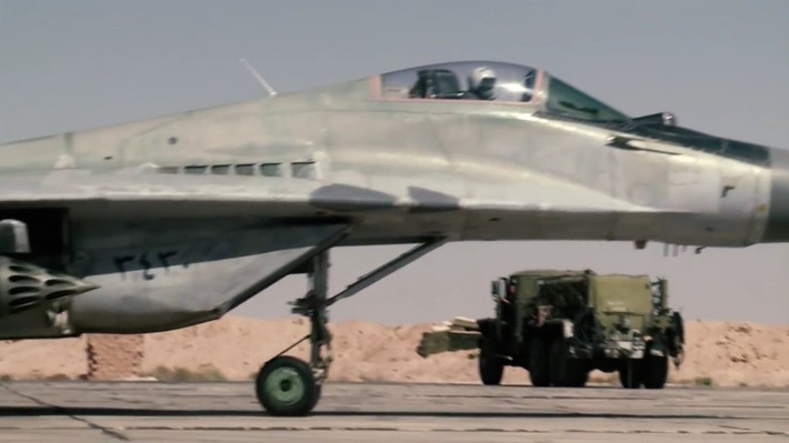 Giới quân sự cũng đặt câu hỏi, với số MiG-29 mà Nga mới viện trợ và số MiG-29 có từ trước, có đảm bảo lập chiếc ô phòng không cho Syria hay không, hay vẫn phụ thuộc vào số máy bay chiến đấu của Nga hiện đồn trú tại Syria. Đó là câu hỏi lớn? Ảnh: Tiêm kích MiG-29 của Syria - Nguồn: BQP Syria.