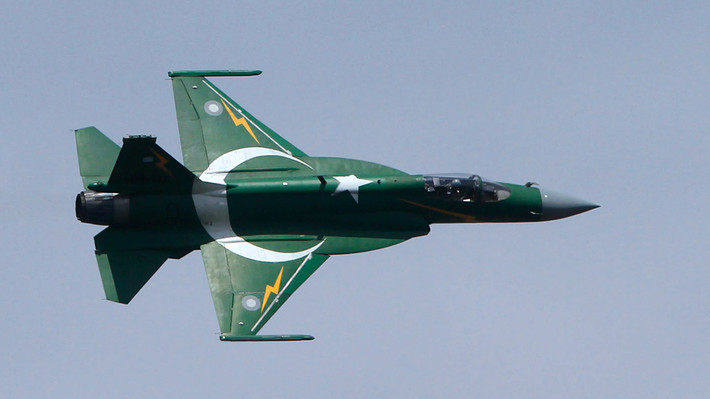 Pakistan cũng là một đồng minh vô cùng thân cận của Trung Quốc, hai nước đã có rất nhiều dự án hợp tác quân sự chung trong đó nổi tiếng nhất là dự án phát triển chiến đấu cơ JF-17 Thunder. Ảnh: Tiêm kích JF-17 của Pakistan.