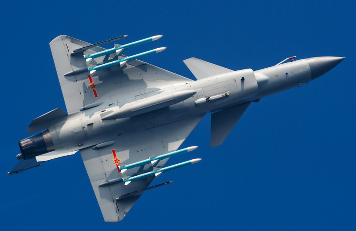 J-10 Chengdu là loại chiến đấu cơ thế hệ thứ tư một động cơ duy nhất của Trung Quốc, với khả năng chiến đấu được coi là vượt trội F-16 Falcon của Hoa kỳ. Máy bay sử dụng nhiều vật liệu Composite giúp nhẹ hơn, cùng với một động cơ mạnh mẽ hơn F-16 cùng hiệu suất bay tốt hơn hẳn. Ảnh: Tiêm kích J-10 với màn “múa bụng” đẹp mắt.