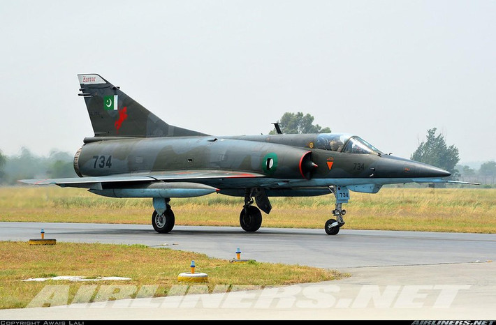 Dù cho Không quân Pakistan đã có gắng thay máu lực lượng của mình suốt trong hơn một thập kỷ qua, với việc mua các chiến đấu cơ JF-17 Block 2 cũng như một số lượng nhỏ tiêm kích F-16 C/D Falcon từ Hoa Kỳ. Tuy nhiên lực lượng chủ yếu của Pakistan vẫn là các loại tiêm kích hạng nhẹ một động cơ đã lạc hậu, cũ kỹ. Ảnh: Tiêm kích Mirage III của Không quân Pakistan.