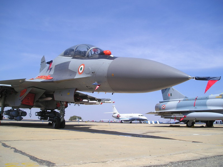 Máy bay chiến đấu chủ lực của không quân Ấn Độ hiện nay là 200 chiếc Su-30MKI, do Ấn Độ nhập khẩu trực tiếp và tự lắp ráp từ các khối linh kiện nhập từ Nga; Su-30MKI được trang bị radar mảng pha thụ động, động cơ vector 3 chiều cho máy bay khả năng cơ động tuyệt vời; chính Su-30MKI là nguyên mẫu phát triển máy bay Su-30 SM của Không quân Nga hiện nay.