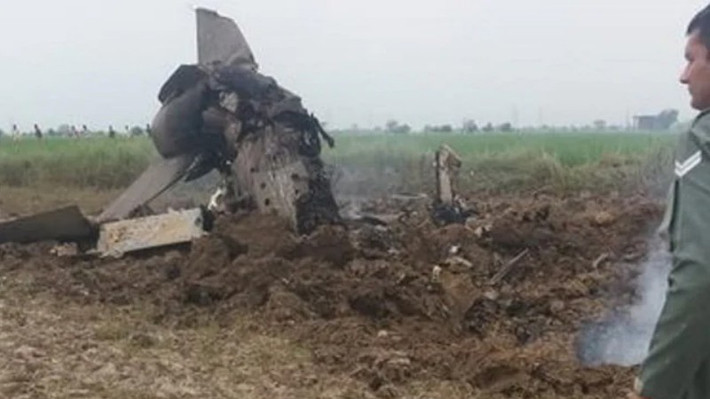 Bên cạnh đó, không quân Ấn Độ với áp lực của hai kình địch là Pakistan và Trung Quốc, do vậy họ phải duy trì tập luyện với cường độ cao; trong khi đó công tác bảo quản, bảo dưỡng còn hạn chế, và đây là một trong những lý do chính khiến Ấn Độ là một trong những quốc gia có tỷ lệ tai nạn máy bay chiến đấu lớn nhất thế giới. Ảnh: Máy bay huấn luyện MiG-21 của Ấn Độ gặp tai nạn.