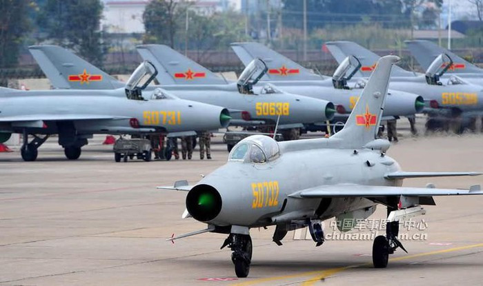 Gần đây, theo các phương tiện truyền thông Ấn Độ, lực lượng biên phòng của nước này đã phát hiện nhiều máy bay chiến đấu của Trung Quốc bao gồm J-11 và J-7 tại hai sân bay ở Hotan và Kunsha, cách khu vực biên giới chưa được phân định thuộc Đông Ladakh 150 km; những máy bay này đã bay luyện tập cách đường biên giới trên chỉ 30 km. Ảnh: Chiến đấu cơ J-7 Chengdu của Không quân Trung Quốc.