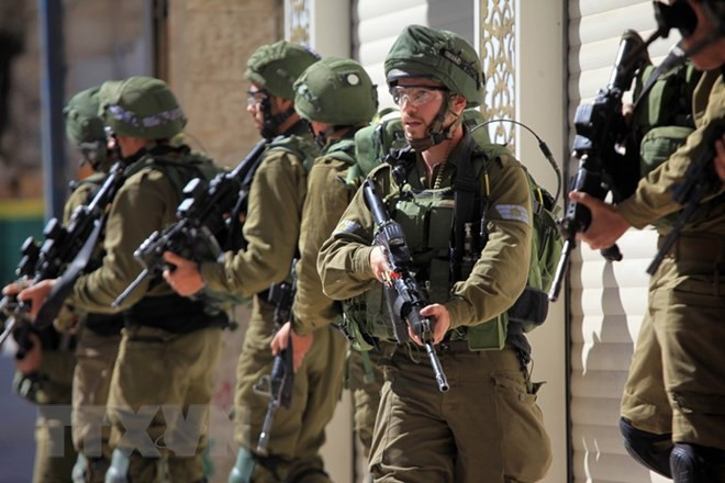 Yếu tố đầu tiên giúp nền công nghiệp quốc phòng (CNQP) Israel thành công đó là họ có nguồn nhân lực dồi dào; Israel luôn có một dòng chảy các binh sĩ sau khi hoàn thành nghĩa vụ quân sự, quay trở lại làm việc trong ngành công nghiệp quốc phòng; hoặc đang hoạt động trong lĩnh vực công nghiệp quốc phòng, nhưng vẫn tham gia quân dự bị động viên.