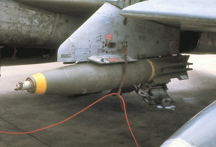 Qua hình ảnh được công bố, chúng ta có thể dễ dàng nhận ra đây là loại bom Mk-82 được Mỹ sử dụng rất phổ biến trong chiến tranh Việt Nam và quả bom vừa được trục vớt là một trong những quả bom mà không lực Hoa Kỳ đã ném xuống thành phố Hà Nội trong những năm tháng ác liệt đó. Ảnh: Một quả bom Mk-82 trên giá treo của máy bay.