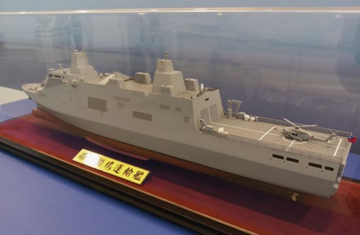 Theo ước tính, con tàu có lượng giãn nước 10.600 tấn, dài 153m sẽ đi vào phục vụ năm 2022. Tàu có khả năng chở 250 lính thủy đánh bộ, 3-4 tàu đổ bộ nhỏ 16m hoặc 36m, chở được thêm trực thăng vận tải - chống ngầm S-70 Seahawk. Ảnh: Cận cảnh mô hình tàu đổ bộ mới của Đài Loan.
