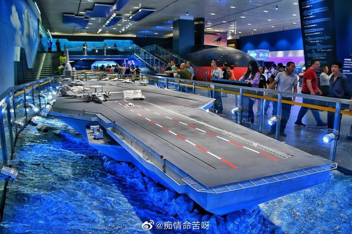 Chính vì vậy, hiện nay, chiếc hàng không mẫu hạm khổng lồ Type 003 này đang được đặt rất nhiều kỳ vọng rằng sẽ nâng hải quân giải phóng Trung Quốc (PLAN) lên một tầm cao mới, cũng như thu hút sự theo dõi sát sao tiến độ của con tàu đến từ các nhà quan sát quân sự cũng như tình báo quốc tế. Ảnh: Mô hình mặt boong tàu sân bay Type 003. Video Trung Quốc hạ thủy tàu sân bay tự đóng đầu tiên - Nguồn: VTC14