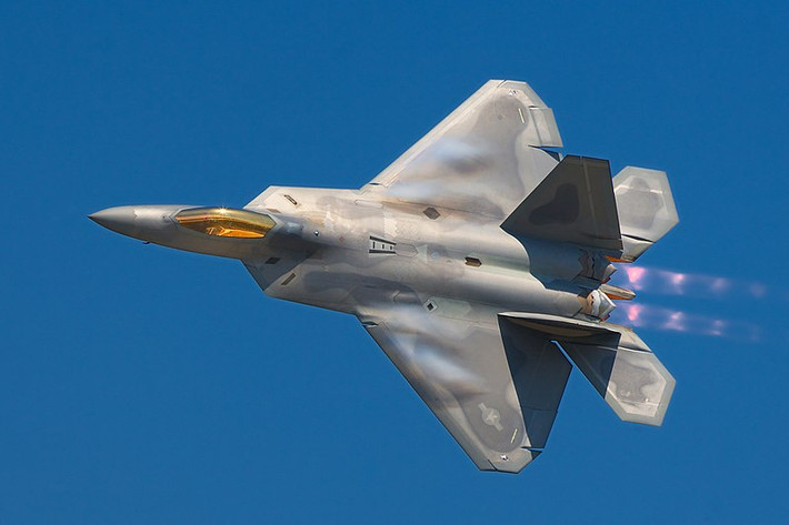 Đã từ lâu Nhật Bản luôn quan tâm đến máy bay F-22 và mong muốn được Mỹ bán cho loại siêu tiêm kích thế hệ 5 này; tuy nhiên F-22 là đồ "quốc bảo" của Mỹ, thuộc dạng cấm xuất khẩu, mọi thông số liên quan tới nó đều thuộc hàng tối mật, nên luật Liên bang đã cấm không được bán nó cho bất kỳ chính phủ nước ngoài nào. Ảnh: Tiêm kích F-22.
