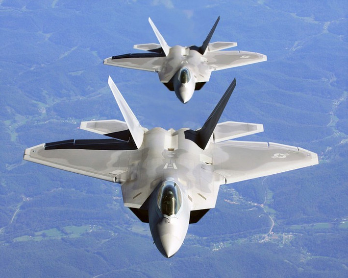 Theo đánh giá của giới chuyên gia quân sự, F-22 Raptor có khả năng tàng hình cao hơn cả F-35 Lightning II; mặc dù thiết kế ban đầu nhằm để chiếm ưu thế trên không với các loại máy bay của Liên Xô; nhưng sau đó, F-22 sử dụng những phát triển mới nhất của công nghệ tàng hình thế kỷ 20, nhằm giảm sự phát hiện của radar đối phương.