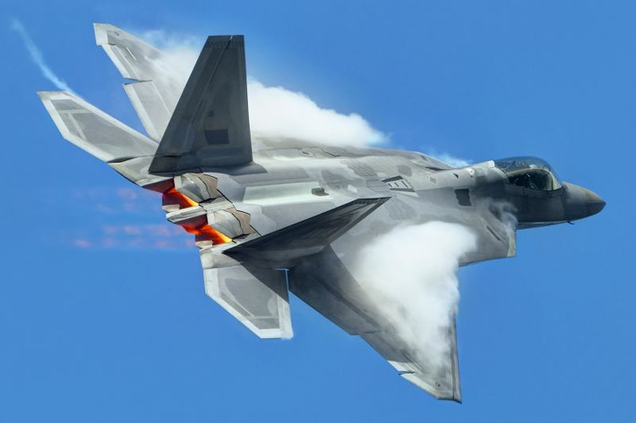 Ngoài ra, F-22 còn được trang bị động cơ có lực đẩy lớn, cho khả năng cơ động cao, F-22 có thể bay hành trình mà không cần bật chế độ đốt sau, cùng với hệ thống điện tử hàng không tối tân, tính năng tích hợp và hiển thị thông tin từ các cảm biến trong và ngoài máy bay trên một màn hình hiển thị duy nhất.