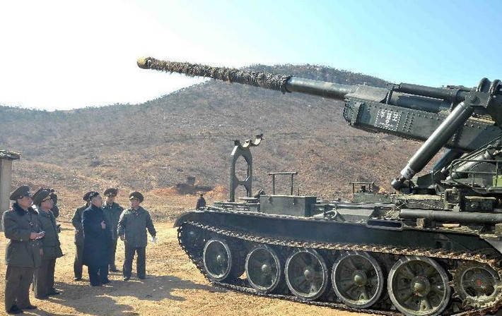 Pháo tự hành M-1978 Koksan cỡ nòng 170mm được Triều Tiên phát triển và lần đầu công khai năm 1978. Đây cũng là loại pháo sử dụng cỡ nòng 170mm duy nhất trên thế giới, có uy lực vô cùng mạnh mẽ và tầm bắn xa. Ảnh: Nhà lãnh đạo Kim Jong Un tham quan pháo tự hành M-1978 Koksan.