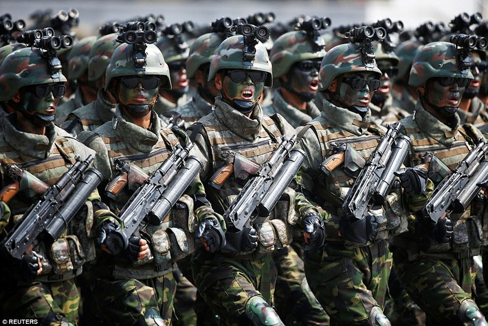 Ngoài ra, ở khu vực Kaesong còn có 2 sư đoàn Triều Tiên đóng giữ là Sư đoàn 6 và Sư đoàn 64 với quân số tổng cộng khoảng 30.000 quân. Ảnh: Binh sĩ Triều Tiên trong một cuộc duyệt binh.