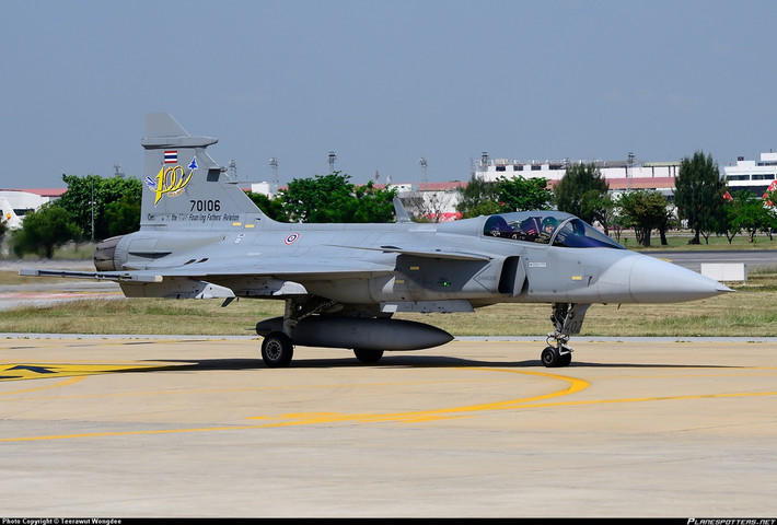 Hiện nay RTAF hiện có 53 chiếc F-16A/B và 11 chiếc JAS 39C/D (chiếc máy bay thứ mười hai đã bị rơi trong một cuộc triển lãm hàng không vào đầu năm 2018) và Thái Lan dự định mua thêm 6 chiếc JAS 39C; đưa Thái Lan có lực lượng không quân tương đối hùng hậu so với các nước láng giềng xung quanh. Ảnh: tiêm kích JAS-39 Gripe của RTAF.