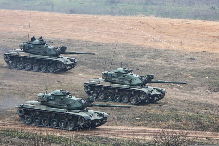 Về Lục quân, trong những năm vừa qua, Quân đội Hoàng gia Thái Lan đã tiến hành hiện đại hóa toàn bộ lực lượng tăng - thiết giáp cũ, bằng cách thay thế số xe tăng cũ như M-41, M-48 bằng các loại xe tăng chiến đấu chủ lực hiện đại Oplot-T của Ucraina. Xe tăng M-60 của Lục quân Thái Lan.
