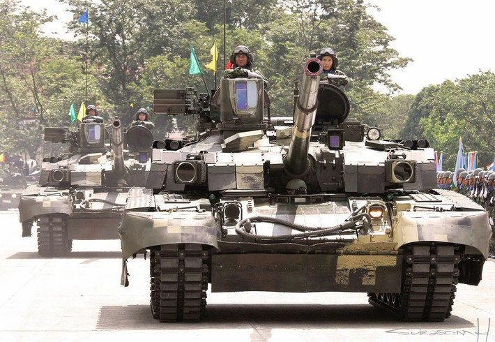 Dự kiến ban đầu, quân đội Thái Lan sẽ mua 49 chiếc T-84 Oplot-M của Ukraine; tuy nhiên, hàng loạt vấn đề nảy sinh, đã khiến quá trình giao hàng bị chậm trễ. Tới cuối năm 2016, Ukraine chỉ sản xuất được 20 chiếc T-84, trong khi hạn chót để hoàn tất hợp đồng là cuối năm 2014. Phía Thái Lan mất kiên nhẫn và quyết định chấm dứt hợp đồng.