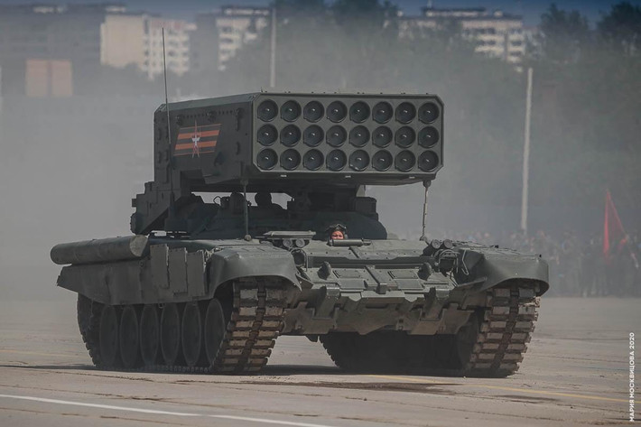 TOS-2 là phiên bản tiếp theo của hệ thống phun lửa hạng nặng TOS-1A. Điểm khác biệt dễ dàng nhận thấy là khác với TOS-1A sử dụng khung gầm xe tăng T-72, TOS-2 lại sử dụng khung gầm xe bánh lốp 6x6 Ural bọc thép. Ảnh: Hệ thống phun lửa hạng nặng TOS-1A.