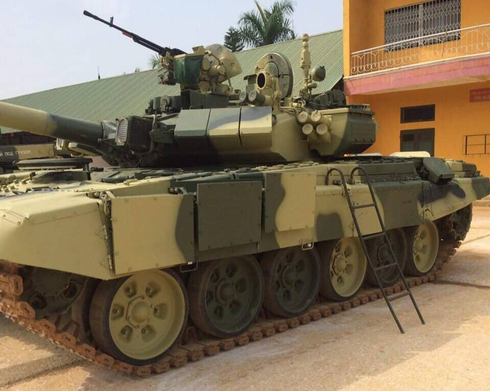 Tuy nhiên, hệ thống bảo vệ của T-90S/SK Việt Nam lại tốt hơn xe tăng của Lào rất nhiều khi sử dụng loại giáp phản ứng nổ Kontakt-5 hiện đại, là giáp phản ứng nổ thế hệ 2 do Liên Xô phát triển, sử dụng các khối nổ 4S22 cực mạnh. Giáp Kontakt-5 chính thức được đưa vào biên chế quân đội Liên Xô từ giữa những năm 1980 trên các xe T-72B cải tiến, T-80 và T-90. Ảnh: Cận cảnh xe tăng T-90 Việt Nam.