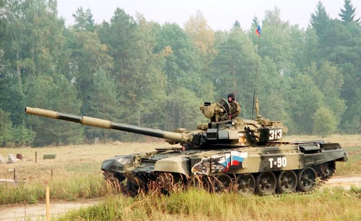 Không chỉ giới lãnh đạo quân đội Nga, ngay cả Giám đốc điều hành của Uralvagonzavod Oleg Sienko cũng chỉ trích các sản phẩm của mình, khi ông cho rằng, chiếc T-90 quá chật chội, gây tâm lý không thoải mái cho kíp xe, từ đó dẫn đến các vấn đề phát sinh khi bắn, nhất là trong quá trình xe đang di chuyển trên địa hình gồ ghề.