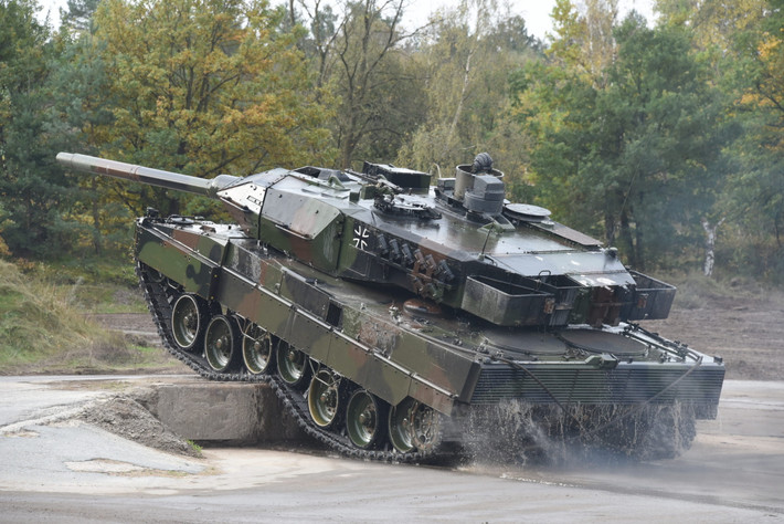 Một ví dụ với loại xe tăng chiến đấu chủ lực mới như giáp của một chiếc Leopard 2A6 hiện đại do Đức chế tạo chỉ dày tương đương 590-690mm thép cán đồng nhất (RHA) ở mặt trước tháp pháo và tương đương 600mm ở mặt trước thân, còn hai bên hông và phía sau còn bọc giáp mỏng hơn. Ảnh: Một chiếc Leopard 2A6 của Đức đang vượt chướng ngại vật.