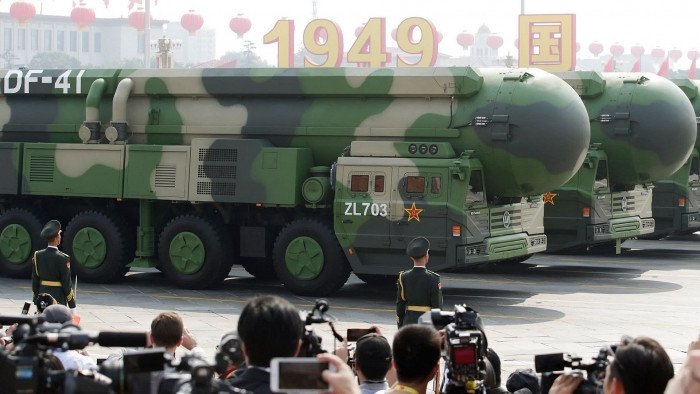 Ngoài ra, theo các nguồn tin công khai, chip xử lý trung tâm của tên lửa đạn đạo tầm xa Dongfeng-41A, hay các chip của vũ khí và khí tài tiên tiến như, máy tính điều khiển hỏa lực của máy bay chiến đấu J-10 và J-11, đều do Trung Quốc sản xuất. Ảnh: Tên lửa DF-41 tại Lễ duyệt binh kỷ niệm 70 năm Quốc khánh Trung Quốc, ngày 1/10/2019 tại Bắc Kinh.
