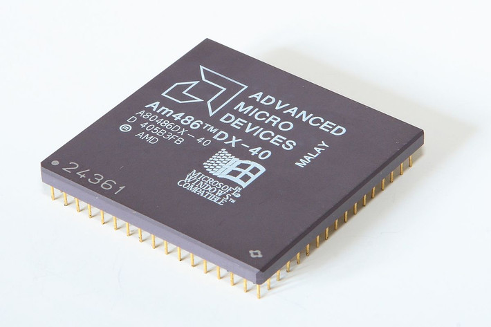 Hiện nay, nhiều máy bay chiến đấu hiện đại của quân đội Mỹ vẫn đang sử dụng chip 486 hoặc Pentium. Các chip thương mại tiên tiến đã áp dụng các quy trình sản xuất 14 nanomet và 7 nanomet, trong khi hầu hết các chip quân sự trong quân đội Mỹ vẫn đang sử dụng các quy trình sản xuất 65 nanomet.