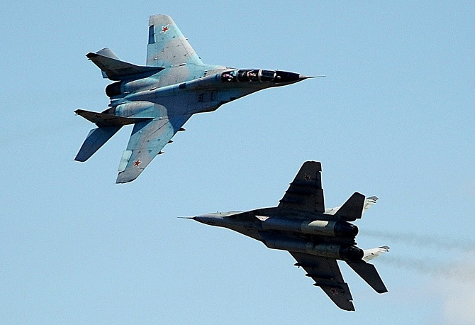 MiG-29 quần thảo trên bầu trời.