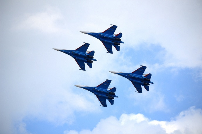 Dàn Su-27 Nga tiếp tục gầm rú trên bầu trời.