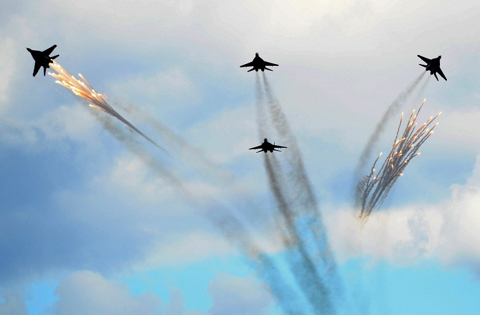 TASS cho biết, cuộc thi Aviadarts 2015 trong khuôn khổ Army Games tại Nga đã kết thúc hôm 7/8. Ảnh: tiêm kích MiG-29 Không quân Nga bắn pháo sáng dữ dội trên bầu trời.