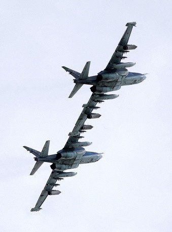 Cường kích cơ Su-25 như đan cánh vào nhau.