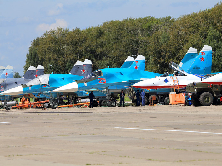 Ngoài Su-27, Nga sẽ cử các máy bay khác như: Su-24M, Su-25, Su-27, Su-34, Su-30SM, MiG-29SMT, IL-76, Tu-22M3, Ka-52, Mi-35 và Mi-8. Ảnh: các máy bay Nga đang được kiểm tra kỹ càng lần cuối trước khi cất cánh biểu diễn.