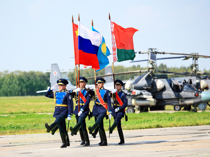 Aviadarts chính thức diễn ra trong ngày 2/8/2015. Các đội tham gia sẽ phải tranh tài trong việc thể hiện kỹ năng bay và khả năng không kích chính xác các mục tiêu dưới đất. Riêng phía Nga sẽ cử ra 100 phi công và 12 loại máy bay, trực thăng cùng 2 máy bay vận tải tham gia so găng. Ảnh: các trực thăng Kamov Ka-52 đang đợi tranh tài.