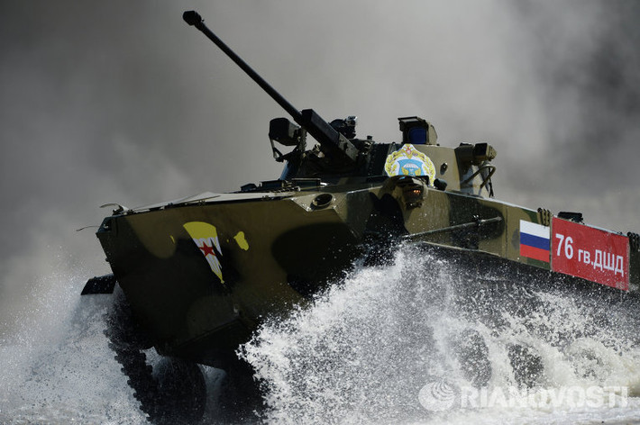 Xe chiến đấu đổ bộ BMD-2 bước vào bài thi.