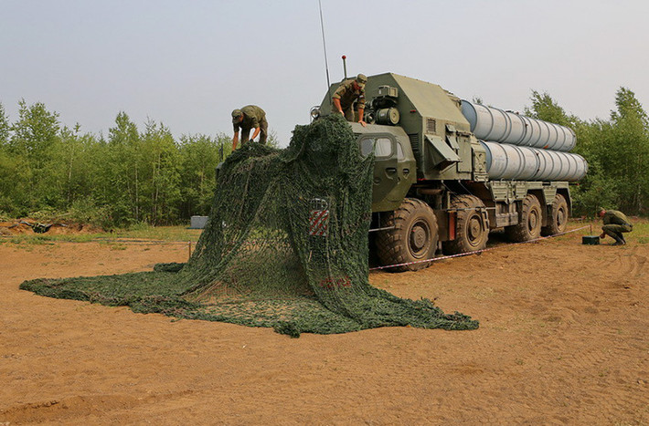 Sau khi di chuyển vào các vị trí được định trước, các xe phóng của S-300 sẽ được ngụy trang nhằm tránh bị phát hiện bởi các phương tiện trinh sát của đối phương.
