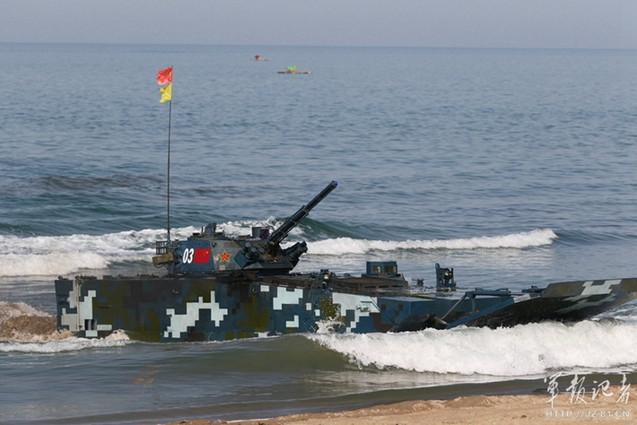 Chiếc xe nhanh chóng hoàn thành đường đua trên biển.