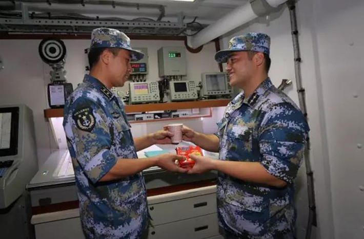 4h sáng hoạt động trên tàu đã bắt đầu khá nhộn nhịp, các thủy thủ chuẩn bị ăn sáng trước khi vào ca trực.