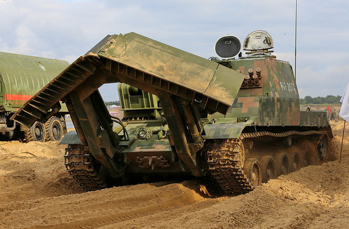 Trang quân sự Arms-Expo của Nga vừa cho đăng tải những hình ảnh chi tiết, rõ nét về mẫu xe công binh GCZ-112 của Trung Quốc tại cuộc thi Army Games-2015 do Bộ quốc phòng Nga tổ chức.