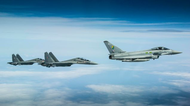 Đồng thời Su-30MKI cũng có một số yếu điểm khi tác chiến ở tầm xa hơn so với Typhoon.