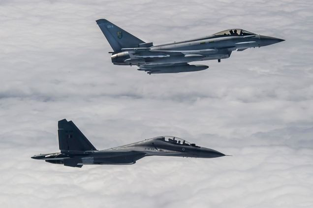 Su-30MKI và Typhoon FGR4 trong tình huống cận chiến.