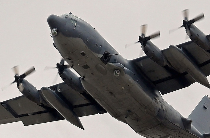 Một chiếc AC-130J Ghostrider có chiều dài hơn 29m và có trọng lượng cất cánh tối đa lên tới 74 tấn, nó có thể hoạt động ở độ cao tối đa hơn 9.000m với 19 tấn hàng hóa hoặc vũ khí. Phi hành đoàn của AC-130J gồm 2 phi công, 3 binh sĩ điều khiển hệ thống tác chiến và 3 pháo thủ.