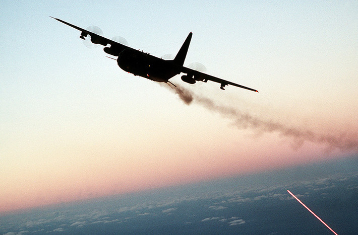 Hình ảnh một chiếc AC-130U khai hỏa pháo 105mm.