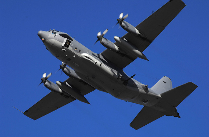Cận cảnh một chiếc AC-130U của Không quân Mỹ với nền tảng vũ khí chính khác biệt so với AC-130J gồm một pháo chính M102 105mm, pháo tự động Bofors 40 mm và một pháo tự động GAU-12 Equalizer 25mm.