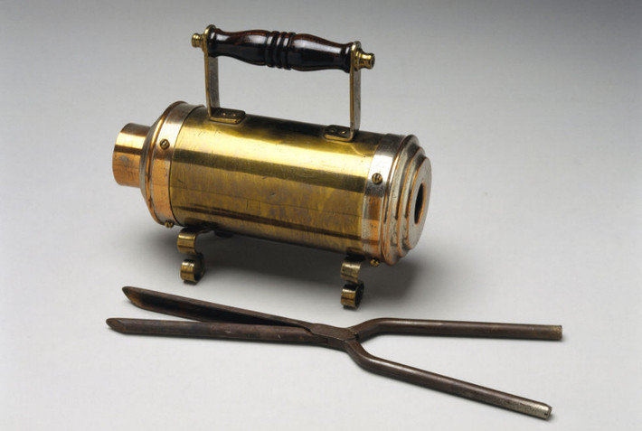 Máy làm xoăn 1891. Từ thời cổ đại, người ta đã chế ra dụng cụ chuyên uốn tóc. Nhưng chỉ đến thế kỷ 19, khi phụ nữ chuộng kiểu tóc xoăn uốn phồng thì chiếc kẹp này mới thực sự trở nên phổ biến.