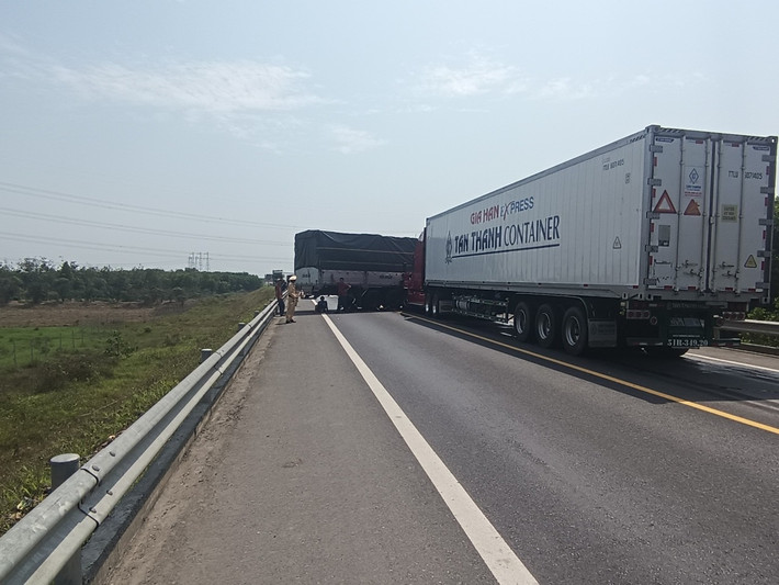 Ngay sau khi xảy ra sự việc, Đội TTKS đường bộ cao tốc số 4, Cục CSGT có mặt sơ cứu người bị nạn, điều tiết giao thông xuống nút giao huyện Hải Lăng (Quảng Trị) và đường tránh Huế.