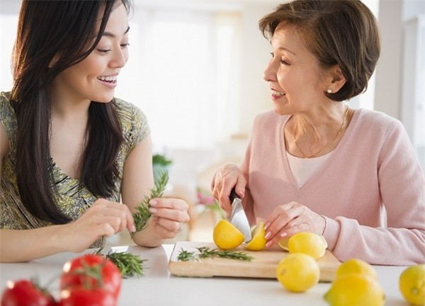 Chúng ta cần có một thái độ khách quan, luôn khoan dung đối phương và tự kiềm chế bản thân mình. Tuy nhiên, cả hai bên cần luôn giữ sự tin tưởng của tình thân, không coi người kia là người ngoài, không thể tự do buông những lời trách móc hoặc oán hận.