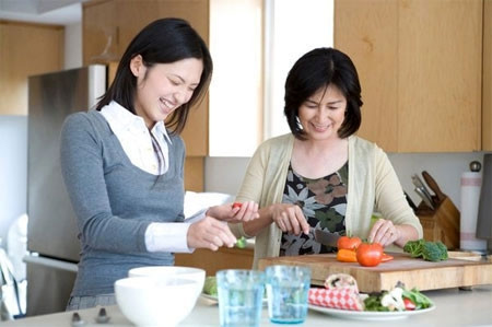Thứ ba, cả hai đứng trên lập trường khách quan quan sát đối phương. Mặc dù gia đình nào cũng mong muốn mối quan hệ mẹ chồng nàng dâu có sự hài hòa chung, nhưng chúng ta phải đối diện với một thực tế rằng: Mẹ chồng không phải là mẹ đẻ, còn con dâu không phải là con gái ruột. Chính vì thế không thể dùng tiêu chuẩn mẹ đẻ-con gái ruột để yêu cầu áp đặt lên mối quan hệ mẹ chồng-nàng dâu.