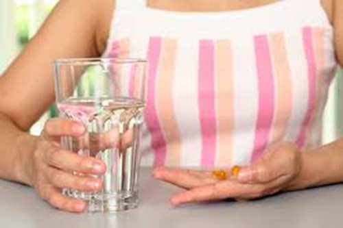 Uống thuốc giảm cân. Là cách giảm cân được quảng cáo là nhanh chóng và hiệu quả nhất. Nếu bạn tin thì đã bị nhà quảng cáo mắc lừa. Giảm cân hiệu quả nhất là dinh dưỡng khoa học, năng vận động. Thuốc giảm cân chỉ sử dụng trong một số trường hợp đặc biệt, đòi hỏi phải có sự thăm khám và chỉ định của bác sĩ. Ảnh: Giamcan.