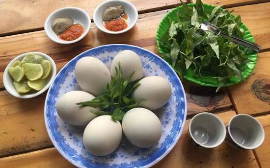 Nhậu cùng trứng vịt lộn. Khi ăn trứng vịt lộn, bạn nên hạn chế thuốc lá, rượu bia và chất có cồn. Nếu ăn trứng lộn cũng nên hạn chế các loại gan hoặc thuốc uống có vitamin A. Ảnh: SKĐS.